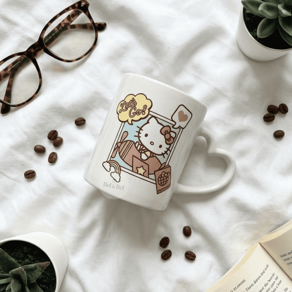 Mug Cœur Hello Kitty « Let's Go » – Voyage & Avion – Design Kawaii Aventure - Bel & Bel