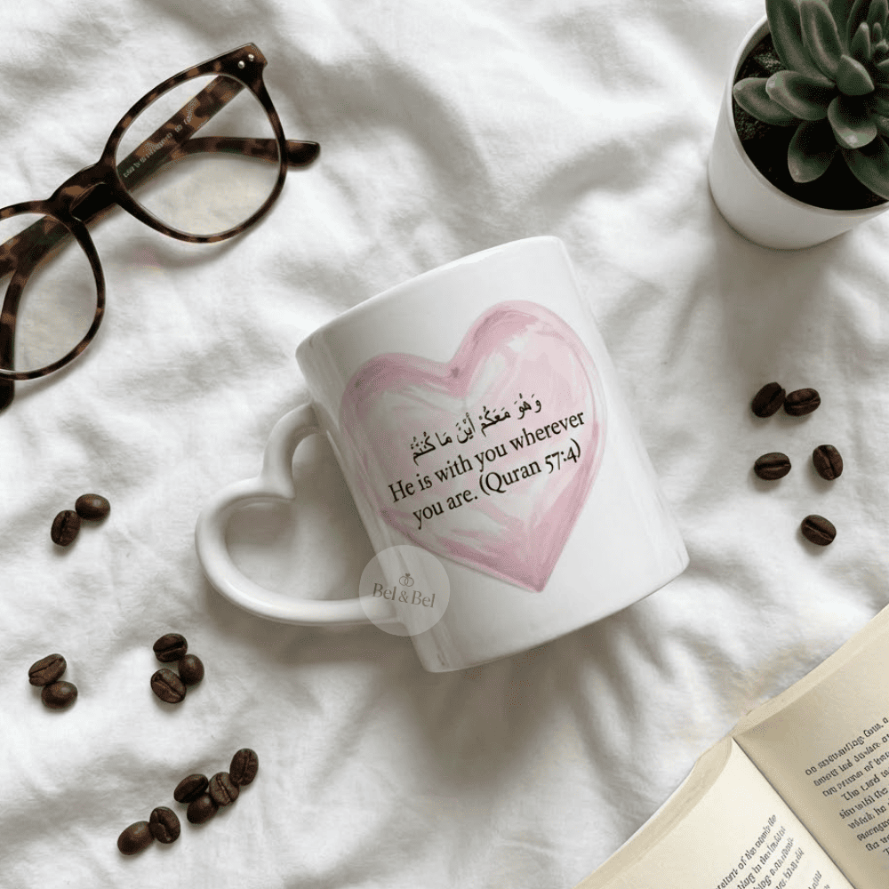 Mug Cœur Islamique « He is with you » – Verset Coranique (57:4) – Design Rose & Spirituel - Bel & Bel